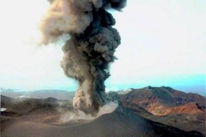 
                    Четырехкилометровый столб пепла изверг вулкан на Курилах
                