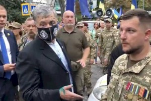 
                    Экс-президента Украины Петра Порошенко в Киеве облили зеленкой
                
