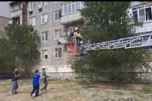 
                    Троих взрослых и трех младенцев спасли пожарные в Атырау
                