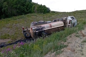 
                    Грузовик с серной кислотой перевернулся в Восточном Казахстане
                