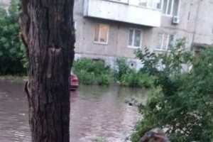 Из-за сильных дождей подтопило улицы и дворы в Павлодаре