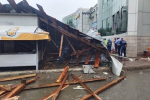 Ветер сорвал крышу торгового дома в Павлодаре
