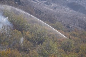 Загорание в труднодоступной местности тушат в ВКО