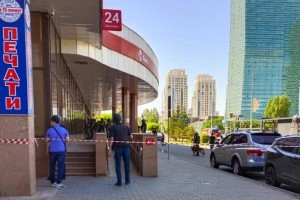 
                    Вооруженный мужчина захватил заложников в одном из банков в Астане
                
