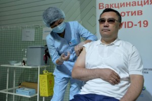
                    Президент Кыргызстана перенес операцию на глаза
                