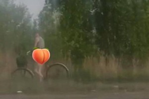 Велосипедист в стрингах напугал девушек на костанайском пляже