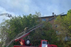 В Караганде пожарные тушат охваченную огнем крышу жилой пятиэтажки