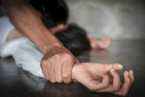 
                    Трое мужчин изнасиловали 21-летнюю девушку в киноруме Алматы
                