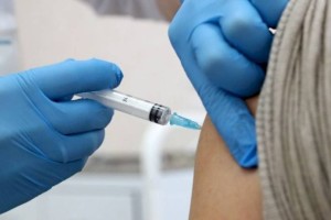
                    Большинство привитых россиян заявили о готовности к ревакцинации
                