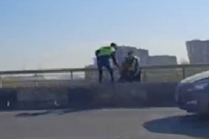 
                    В Астане полицейские спасли мужчину от прыжка с моста
                