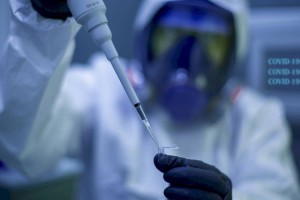 
                    В поликлиниках России и Беларуси не хватает вакцин. В Казахстане с препаратами проблем нет
                