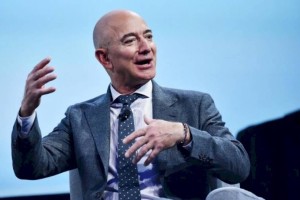 
                    Основатель Amazon полетит в космос
                