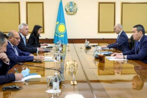 
                    Смаилов и Чакрабарти обсудили реализацию экономических реформ в Казахстане
                