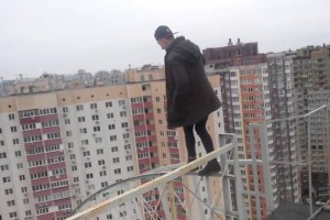 
                    Атырауские полицейские спасли пьяного мужчину от прыжка с четвертого этажа
                