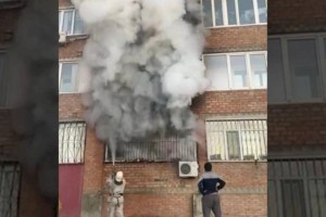 
                    15 человек эвакуировали из горящего дома в Усть-Каменогорске
                
