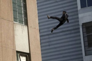
                    В России мужчина упал с 19-го этажа и выжил
                