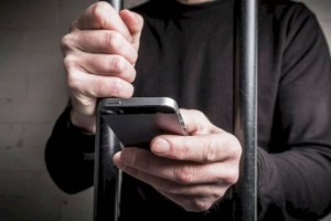 Находящийся в колонии заключенный обманул казахстанцев на 25 миллионов тенге