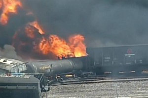 
                    Поезд с соляной кислотой сошел с рельсов в США
                