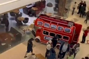 
                    Дети угнали автобус и снесли стеклянную витрину в одном из алматинских ТРЦ
                