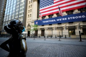 
                    Полностью вакцинированным разрешили снять маски в США
                