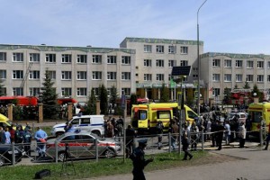 
                    Двое вооруженных преступников устроили стрельбу в школе в Казани
                