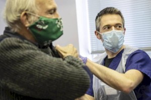 
                    Жителей Великобритании будут вакцинировать трижды
                