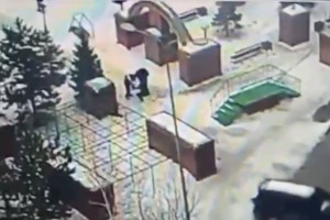 
                    На камеры видеонаблюдения попало избиение тремя мужчинами прохожего в Астане
                