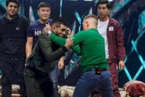 
                    Таджикистанский боец ММА оскорбил и накинулся с кулаками на «Казахского короля»
                