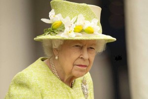 
                    Елизавета II провела первую официальную церемонию после смерти принца Филиппа
                