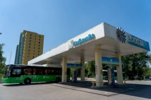 Сложности развития: в Алматы недостаточно газовых АЗС для заправки пассажирских автобусов