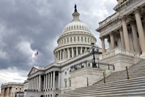 
                    В США автомобиль врезался в полицейских у Капитолия
                