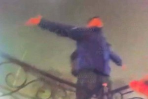 
                    Мужчина пытался спрыгнуть с моста в Алматы
                