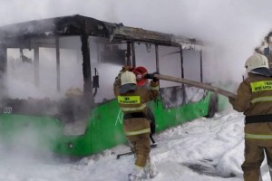 
                    Автобус сгорел в Алматы
                