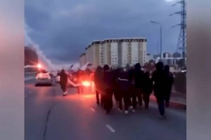 
                    В Актау оштрафовали футбольных фанатов, вышедших на дорогу с факелом
                