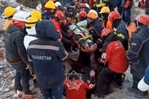 Казахстанские спасатели вытащили живыми семь человек из-под завалов в Турции