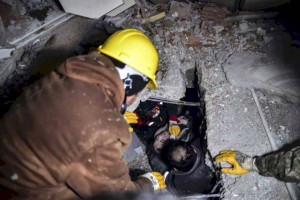 
                    Казахстанские спасатели достали четверых выживших из-под завалов в Турции
                