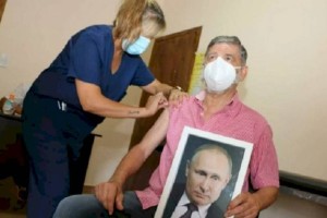 
                    Мэр аргентинского города привился с портретом Путина в руках
                