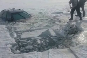 Авто провалилось под лед на Капшагае