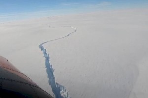 
                    Айсберг величиной с Петербург откололся от Антарктиды
                
