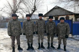 Пять человек, в том числе двоих детей, вытащили из горящего дома военные в Уштобе