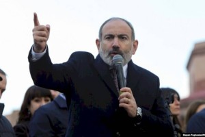 
                    Пашинян принял участие в шествии по улицам Еревана
                