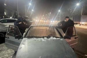 Машину угнали с парковки одного из торговых домов в Алматы