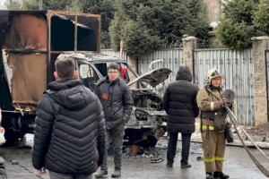 «Газель» с газобалонным оборудованием загорелась на улице в Алматы