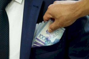 В Акмолинской области за дачу взятки прокурору был задержан юрист казино