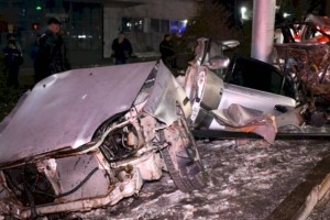 В Алматы автомобиль разорвало напополам, три человека погибли