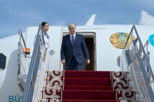 
                    Президент Казахстана прибыл с рабочим визитом в Чолпон-Ату
                