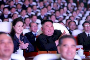 
                    Жена Ким Чен Ына вышла в свет после длительного исчезновения
                