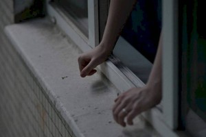 
                    Чудом выжила после падения с 16-го этажа девушка в Москве
                