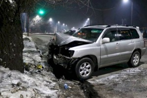 Автомобиль врезался в дерево в Алматы