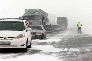 В ВКО выпало до 50 сантиметров снега: дорожники вызволили из снежного плена 14 человек